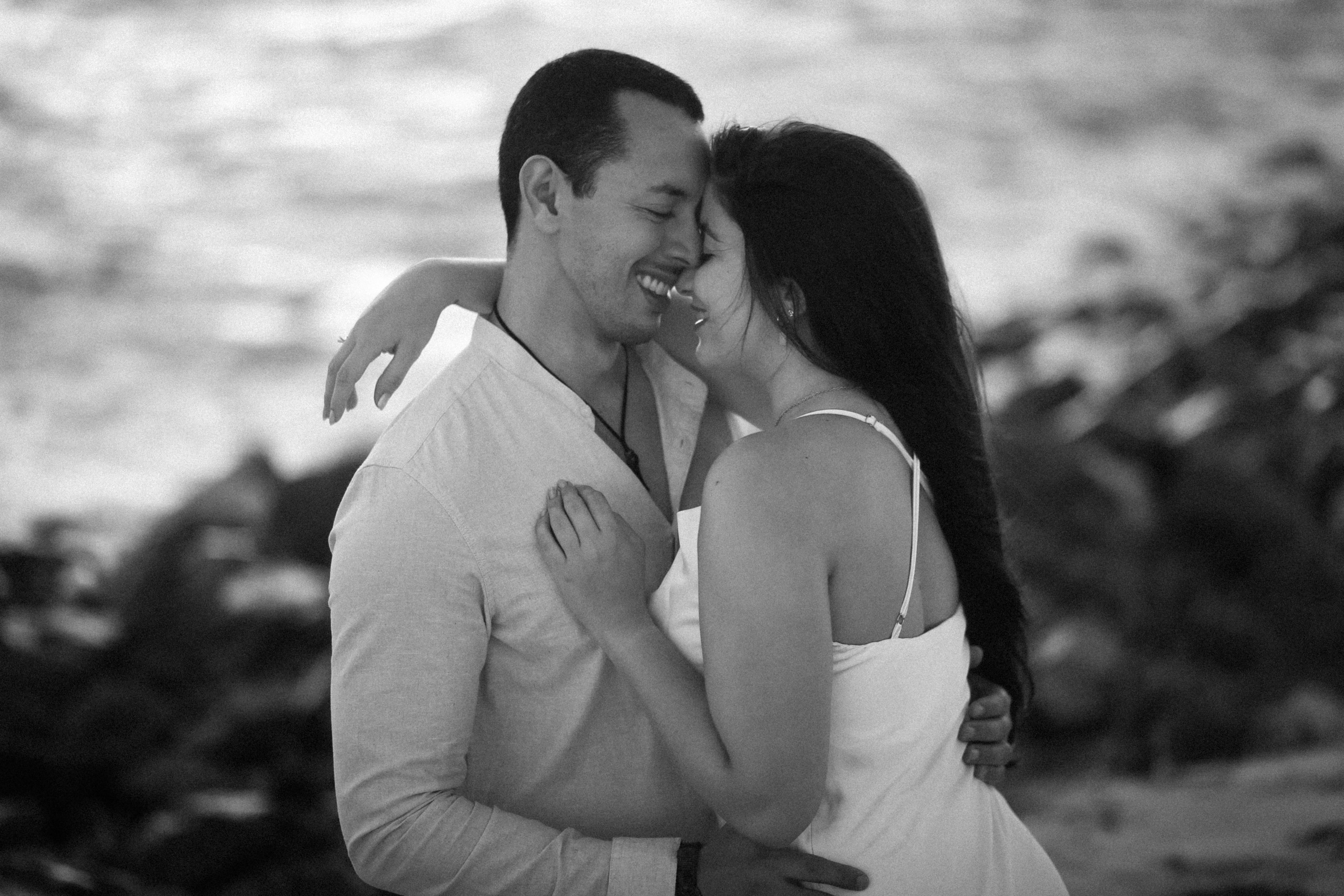 Casal em momento íntimo em preto e branco
